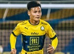 Quang Hải được huấn luyện viên Pau FC gọi vào sân ở phút 90+2