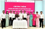 Agribank chi nhánh Long An ủng hộ đồng bào bị ảnh hưởng do bão số 10 và mưa lũ.