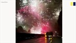 Xe chở pháo hoa gặp tai nạn, cả đường cao tốc xem &#39;trình diễn&#39; bất đắc dĩ