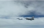 Khoảnh khắc chiến đấu cơ SU-35 Nga áp sát xua đuổi hai máy bay Mỹ trên Biển Baltic
