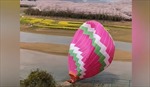 Khí cầu chở 7 người ngắm cảnh bị gió cuốn rơi xuống hồ nước ở Trung Quốc