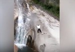 Video người đàn ông Trung Quốc sống sót thần kỳ sau khi rơi xuống thác nước 
