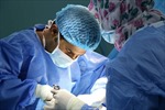 Đến phẫu thuật túi mật, một người đàn ông Argentina lại bị thắt ống dẫn tinh
