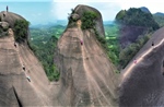 Khám phá ‘núi lưỡi dao’ ngoạn mục ở Trung Quốc