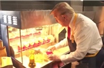 Ông Trump trải nghiệm chiên khoai, giao đồ ăn tại cửa hàng Mc Donald&#39;s