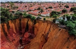 Kinh hoàng hố sụt khổng lồ đe doạ &#39;nuốt chửng&#39; thành phố ở Brazil