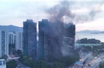 Video flycam ghi lại đám cháy vẫn âm ỉ tại chung cư Hong Kong sau hơn 16 tiếng bùng phát
