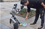 Robot ‘ăn xin’ khi xuất hiện trên đường phố Trung Quốc gây tranh cãi