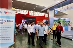Đồng chí Trần Quốc Vượng tham quan gian trưng bày của Đường sắt Việt Nam
