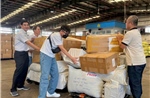 Những kiện hàng nhu yếu phẩm đầu tiên trên chuyến bay của Vietnam Airlines đã đến Huế