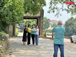 Du khách hào huwnbgs trải nghiệm làng cổ Đường Lâm