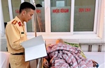 Cảnh sát đường thuỷ Hà Nội phối hợp người dân cứu thanh niên đuối nước trên sông Đuống