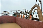 Bắt giữ 2 phương tiện khai thác cát trái phép trên sông Hồng