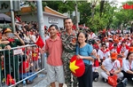 Giây phút xúc động của anh lính gặp lại người thân trong buổi tổng hợp luyện diễu binh, diễu hành