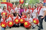 Kiều bào tham gia diễu hành tại lễ tổng hợp luyện với niềm tự hào và lòng yêu nước