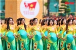 Hai thế hệ, một nhịp bước: Khoảnh khắc đẹp trên Quảng trường Ba Đình