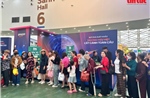 Người dân xếp hàng dài xem &#39;Mưa đỏ&#39; và &#39;Tử chiến trên không&#39; tại Hội chợ Mùa Thu 2025