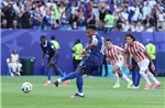 Dembele ghi điểm với hành động bảo vệ đồng đội trước 'đòn tâm lý' của Paraguay