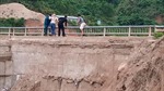 Người dân huyện Phước Sơn (Quảng Nam) muốn cầu sớm được sửa chữa 