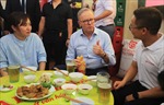 Thủ tướng Australia uống bia hơi, ăn bánh mì truyền thống Hà Nội