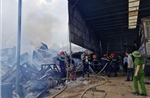 Xưởng điêu khắc gỗ giữa phố bị cháy rụi, thiệt hại hàng tỷ đồng