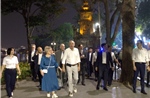 Tổng thống Hungary và Phu nhân đi dạo, ngắm cảnh hồ Hoàn Kiếm