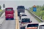Phạt tài xế xe khách có hành vi lấn làn, &#39;vượt ẩu&#39;, đi trong làn khẩn cấp trên cao tốc