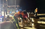Ứng phó với bão số 5: Căng mình xuyên đêm hỗ trợ di dời, sơ tán dân đến nơi an toàn