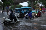 Mưa lớn suốt đêm khiến nhiều tuyến phố Hà Nội ngập sâu