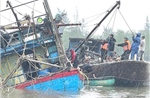 Cứu hộ tàu cá bị chìm tại khu vực neo đậu ở xã Nam Cửa Việt