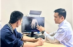 Lần đầu tiên vi phẫu thuật thành công cứu sống ngón tay đứt rời sau 25 giờ