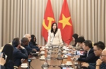 Thứ trưởng Ngoại giao Lê Thị Thu Hằng tiếp đoàn phóng viên nước ngoài đưa tin Đại hội Đảng