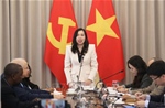 Thứ trưởng Ngoại giao Lê Thị Thu Hằng tiếp đoàn phóng viên nước ngoài đưa tin Đại hội Đảng