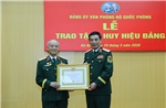 Đại tướng Phan Văn Giang trao Huy hiệu 70 năm tuổi Đảng tặng Đại tướng Phạm Văn Trà