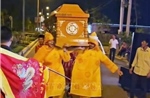 Làm rõ vụ việc khiêng quan tài có người sống nằm bên trong diễu hành trên phố