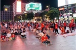Người hâm mộ TP Hồ Chí Minh 'tiếp lửa' cho đội tuyển Việt Nam