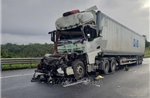 Hai xe container va chạm trên cao tốc khiến một tài xế tử vong