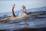 Thừa Thiên - Huế: 8 học sinh đi tắm biển, 2 em bị đuối nước
