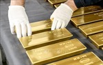 Giá vàng thế giới trượt xuống mức thấp nhất bảy tháng 