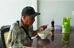 Ấm lòng người nghèo từ những quán cơm nghĩa tình
