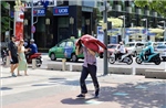 Người dân xoay xở dưới nắng nóng cao điểm ở Thành phố Hồ Chí Minh