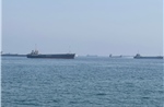 Hàng trăm tàu chờ ngoài Hormuz bất chấp tín hiệu hạ nhiệt từ Mỹ và Iran