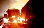 Xe đầu kéo bốc cháy dữ dội sau tai nạn trên Quốc lộ 6