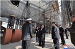 Nhà lãnh đạo Triều Tiên Kim Jong Un thị sát dây chuyền sản xuất tên lửa mới