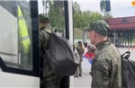 Video binh sĩ Nga, Ukraine hân hoan trở về nước trong đợt trao đổi tù binh mới nhất