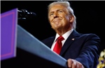 Tổng thống Trump phát bánh pizza, hamburger để khích lệ tinh thần các đặc vụ