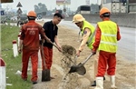 Cảnh sát giao thông Nghệ An xử lý dầu loang trên quốc lộ giúp dân đi lại an toàn