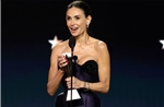 Demi Moore tỏa sáng tại Critics Choice Awards 2025