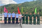 Bộ đội biên phòng bàn giao đồ vật bị đánh rơi cho du khách Trung Quốc