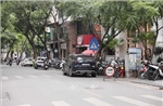 Vẫn bát nháo tình trạng chiếm vỉa hè, biến lối đi bộ thành bãi giữ xe ở Hà Nội